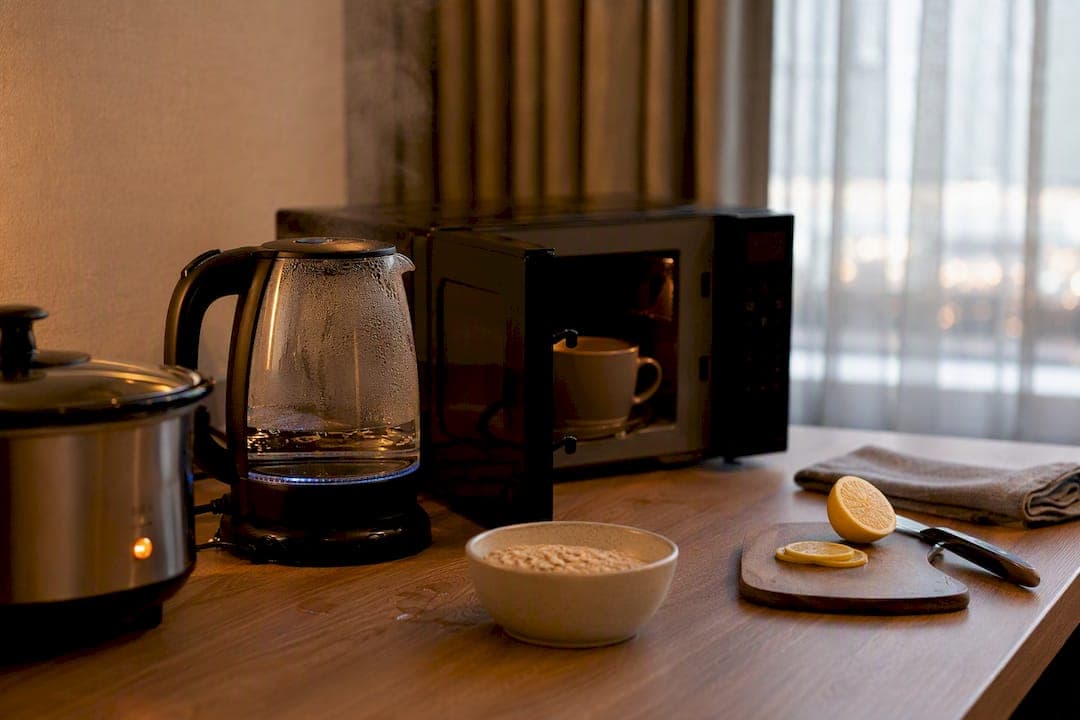 Cooking in a hotel room: safe methods and easy meal ideas